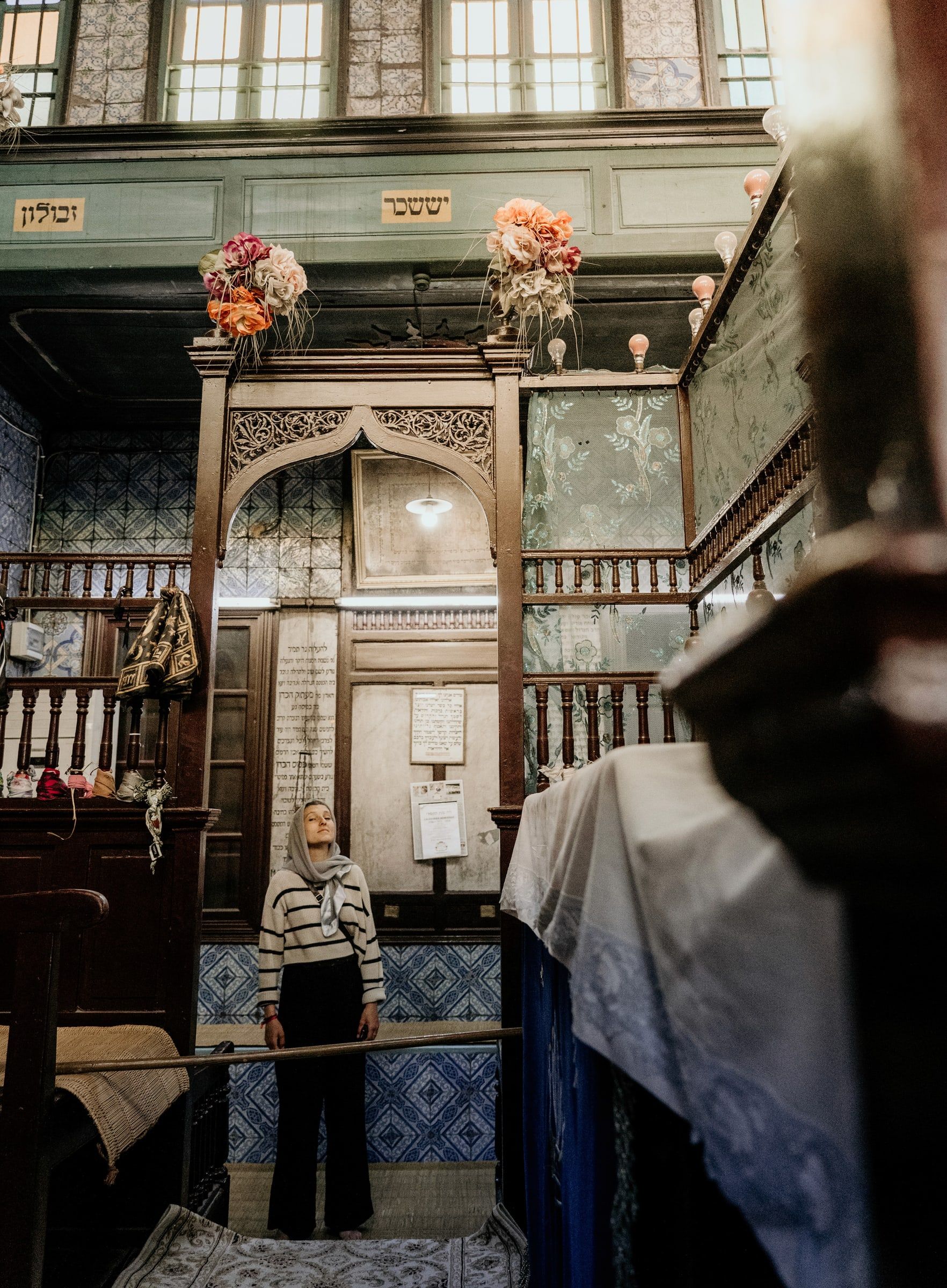 Mann steht im verzierten Innenraum einer Synagoge